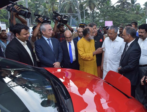 Image 3_ Chief Minister Shri Pinaryi Vijayan taking a look at Nissan's Electric Vehicle Leaf